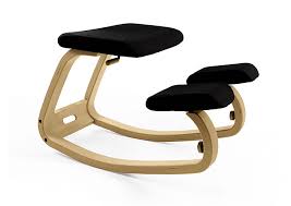 Durch diese haltung werden schultern und rücken spürbar entlastet. Der Original Kniestuhl Varier Fruher Stokke Variable Und Thatsit