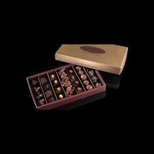 Boite A Douceurs Trois Sœurs Carrement Craquant Praline Noisette Rose Des Sables Praline Amande Rocher Coque Pistache Chocolate Clip