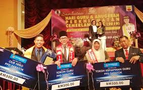 Tema hari guru pada tahun ini ialah 1 aspirasi, 1 agenda.. Razenah Dinobatkan Tokoh Kepimpinan Guru