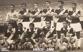Anos 60... Uma formação do Vasco de 1968 com o zagueiro Brito. Em pé: Pedro  Paulo, Brito, Buglê, Fontana, Lourival e Ferreira; Nado, Danilo Menezes,  Nei Oliveira, Bianchini e Silvinho.