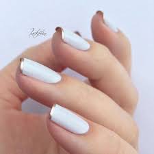 Pas besoin d'être une as du nail art pour réussir ces manucures de fête ! French Manucure Vernis Blanc Les Nouvelles Facons De Porter La French Manucure Elle