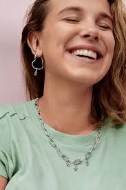 Милли бобби браун (19 февраля 2004). Milli Bobbi Braun Millie Bobby Brown Foto 1262061 Millie Bobby Brown Pandora Me Collection Summer 2020