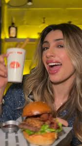 Una colaboración que no se pueden perder! 🤯🍔🍟🤤, La combinación que  nadie esperaba pero que si o si necesitábamos! @animalcocina y @parcerum  🥃🍔, Hamburguesa con refil de papitas con uno de los mejores ...