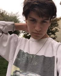 Re Pinned By Theboynxtdoor Mensfashion Fashion Style Outfits Brown Hair Boy Cute Boys Cute Guys