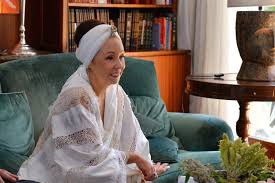 Γεννήθηκε στην καβάλα και μεγάλωσε στην θεσσαλονίκη. 8eatrikoi H8opoioi Katafeygoyn Sth Mikrh O8onh Monopoli Gr