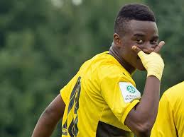 Fußballtalent vom bvb moukoko, 12, stürmt für deutschlands u16. Mit 12 Moukoko Wird Fur Deutsche U 16 Auswahl Berufen Junioren Fussball Kicker