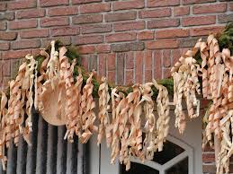 Die besonderen geschenke zur goldenen hochzeit. Datei Hoelzerne Hochzeit 02 Kranz Detail Jpg Wikipedia