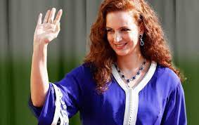 Mohammed vi n'hésite pas à poser aux côtés de compatriotes croisés par hasard aux quatre coins du monde. Lalla Salma Celle Qui Bouleverse Tous Les Codes De La Royaute Vudaf