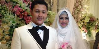 Terlihat ayah oki setiana dewi dan ria ricis sudah ditutupi kain jarik di atas kasur di sebuah ruangan perawatan rumah sakit. Foto Ria Ricis Dan Kakaknya Kumpulan Foto Selebritis Hd