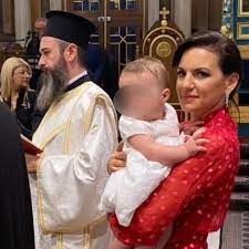 Νονά με κατακόκκινο σύνολο η όλγα κεφαλογιάννη εικόνες. Nona Me Katakokkino Synolo H Olga Kefalogiannh People Amp Style Eidhseis