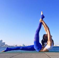 Seonia In The Mesh Goddess Legging In Surf Blue Chromatic Bra In White White Glossy Http Www Aloyoga Com Bottoms W5414r Mesh Goddess L Ejercicios Yoga Salud