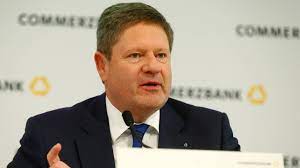 Kyk na voorbeelde van bank vertaling in sinne, luister na uitspraak en leer grammatika. Commerzbank Finanzvorstand Engels Geht Zur Danske Bank