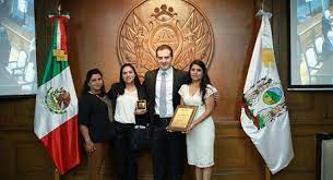 Adrián emilio de la garza santos (n. Medalla Post Mortem Familia Adrian De La Garza Dominio Medios