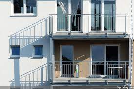 Wer sein geländer selber bauen und montieren möchte, sollte wissen das es sich um eine sicherheitsrelevante konstruktion edelstahlgeländer selber bauen / bausatz und einzelteile. Stahlterrasse Stahlbalkon Kosten Einer Stahlkonstruktion Fur Terrassen Hausgarten Net