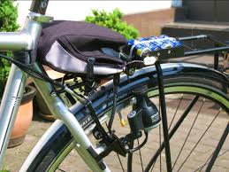 Dynamos für fahrräder sind neben akkus die einzige von der straßenverkehrsordnung zugelassene möglichkeit zwar gibt es ganz verschiedene bauformen von dynamos fürs fahrrad, doch die. Datei Bike Batterie Dynamo Jpg Wikipedia