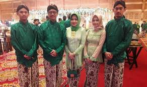 Wawasan tentang pakaian adat jawa berdasarkan pengetahuan, sumber, unsur dan fungsinya dengan beberapa jenis atau nilai keindahan. Iyl Kompak Kenakan Pakaian Adat Jawa Di Resepsi Pernikahan Ipar Adnan