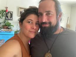 Central Calgary duplex for rent with garden space