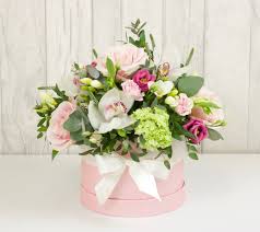 So simple, yet so effective, this unique flower bouquet wrapping system can double as a disposable cardboard vase. Luxurious Hat Box Willow Blooms