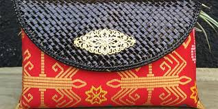 Silahkan menganyam sesuka hati, dengan tema dan motif yang bebas! seru pak mumu, wali kelasku. Keunikan 11 Tas Dan Clutch Anyaman Untuk Keseharian Anda Bola Net