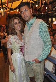 Vanessa Mai Mit Ihrem Verlobten Andreas Ferber Ubrigens Ferber Ist Der Stiefsohn Von Andrea Berg Vanessa Mai Tragt Dir Dirndl Outfit Dirndl Dirndl Trachten