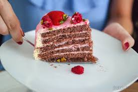 Einfaches Tortenrezept Ohne Backen Dafur Aber Mit Beeren Himbeerfullung Und Schweizer Buttercreme Dreieckchen