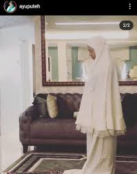 Sambil mewek, oneng curhat pada mat solar ditinggal emak kawin. Dulu Sering Dipandang Serong Sebab Kahwin Dengan Mat Salleh Kini Dipuji Sebab Rajin Jaga Solat Siap Mintak Izin Nak Solat Ketika Shooting Airnws