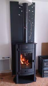 poele a bois avec protection murale decorative poele a bois mur avec poele a bois cheminee en brique relooking