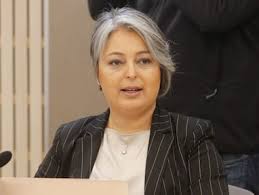 Jeannette Jara dice que Cuba tiene “un sistema democrático distinto” y  califica como “régimen autoritario” al gobierno de Maduro en Venezuela