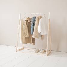 Portant A Vetement Bois Pour Enfant Petite Amelie Penderie Enfant Portant Vetement Bois Idee Rangement Chambre