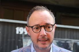 Espot recula davant la pluja de crítiques: “No volem fer fora ningú”