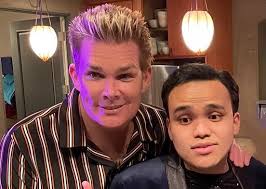 It was good running into my singing buddy @therealmarkmcgrath..#HeckYeah!!  Always a fun time!! #singers #livemusic #markmcgrath #siblings  #kodileerocks #kodilee #koditries #perform #goodvibes #happyplace #dancing  #rocknroll