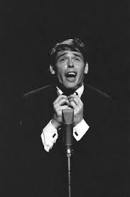 Le port d'amsterdam (en néerlandais : 120 Jacques Brel Ideas In 2021 Singer Songwriting Musician