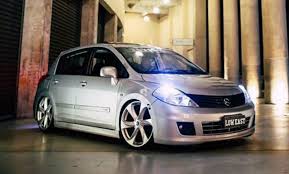 nissan tiida rebaixado rodas aro 20 carangoweb 1024x617 jpg 1024 617 nissan nissan tuning coches jdm