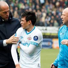 La molestia del mexicano fue en el tobillo izquierdo y tuvieron que sacarlo cargando y con hielo. La Lesion Del Chucky Lozano No Es De Consideracion