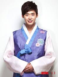 Top Stars In Their Hanbok Attire For The Lunar New Year Hanbok Korean Outfits Traditional Outfits