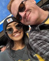 Jessica Gratton's Instagram, Twitter & Facebook