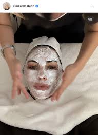 Kim Kardashian Korenin cilt bakım teknolojilerinden faydalanırken  görüntülendi
