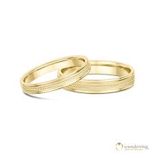 Wunderschones Oberflachenspiel Ringpaar Madura Mit Polierter Und Sandmattierter Oberflache In Die Eine Perlierung Eing Wedding Rings Jewelry Engagement Rings