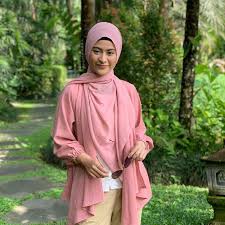 Umur 21 tahun) adalah seorang aktris berkebangsaan indonesia. Lihat Beningnya Betari Ayu Aktris Muda Yang Sudah Bintangi Puluhan Ftv