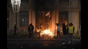 Un passage éclair effectué sous les huées. Incendie De La Prefecture Le Premier Proces Doit S Ouvrir Ce Lundi Au Tribunal Du Puy La Commere 43