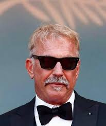 Hi Kevin I love you so very much you can't imagine how much Kevin don't say  you are old and ugly h that isn't possible ever you are the most Handsome  why