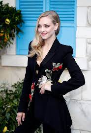 With the help of makeup artist mary greenwell, however, seyfried found a way to rock a puffy. Amanda Seyfried Mamma Mia Here We Go Again London Movie Premiere Red Carpet Fashion Alexander Mcqueen Tom Lorenzo Site 7 Tom Lorenzo
