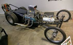 Dragster werden von großvolumigen, meist aufgeladenen motoren mit bis zu einigen tausend ps leistung angetrieben, die über sehr breite… … Dragster Car Wikipedia