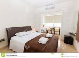 So kann jedes schlafzimmer den eigenen bedürfnissen und wünschen entsprechend geplant und eingerichtet werden. Modernes Schlafzimmer In Wenge Und In Den Weissen Farben Stockfoto Bild Von Haus Wohnung 90141656