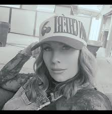 Booth rent salon with flexible scheduling needed