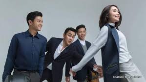 Album ini dilepas dengan balutan melodi musik pop yang menyegarkan. Lirik Lagu Hivi Pelangi Kitablirik