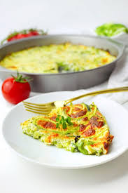 One cup of chopped, raw zucchini with peels has a carbohydrate content of 3.86 grams and has 1.2 grams of dietary fiber, which is the indigestible part of a plant. Die Besten Low Carb Zucchini Rezepte Lecker Abnehmen
