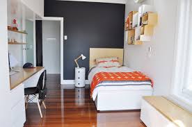 Berbicara desain kamar tidur, tentu ada perbedaan mencolok antara cowok dan cewek. Minimalis Yang Maskulin 6 Tips Mendekorasi Kamar Idaman Para Cowok