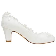 Ecco, quindi, 10 cose da sapere per trovare le scarpe da sposa giuste, per avere le idee chiare nel momento in cui entri nel primo negozio per iniziare la tua ricerca! Emily Bridal Scarpe Da Sposa Scarpe Da Donna In Raso Di Seta Con Tacco A Spillo In Raso Con Fiore Di Pizzo In Pizzo Scarpe E Borse Mej Avocat Penal Fiscal Scarpe Da Donna