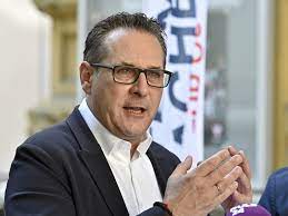 Hc strache ist zurück in der politik. Brand Auf Yacht Strache Rettete Sich Von Brennendem Boot Wien Aktuell Vienna At